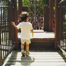 公園で遊ぶ子供