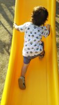 滑り台を上る子供
