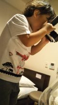 観察する子供
