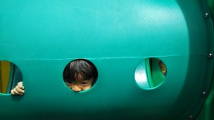 遊具で遊ぶ子供