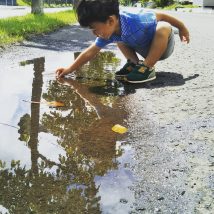 水遊びする子供
