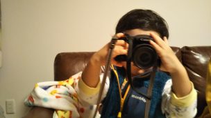 カメラを持つ子供